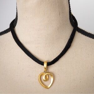 Bllack velvet cord choker gold heart pendant vintage 90s The Limited